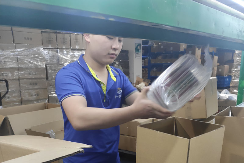 将小熊饼干的铁罐子装进气泡袋里，防止运输变形