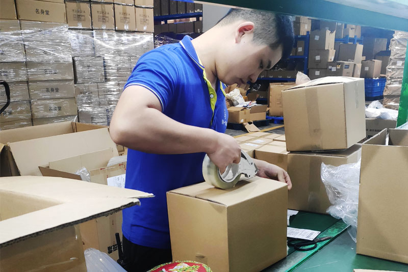 小熊熊饼干被装进纸箱，双层保护，保证饼干到客户手上没有变形